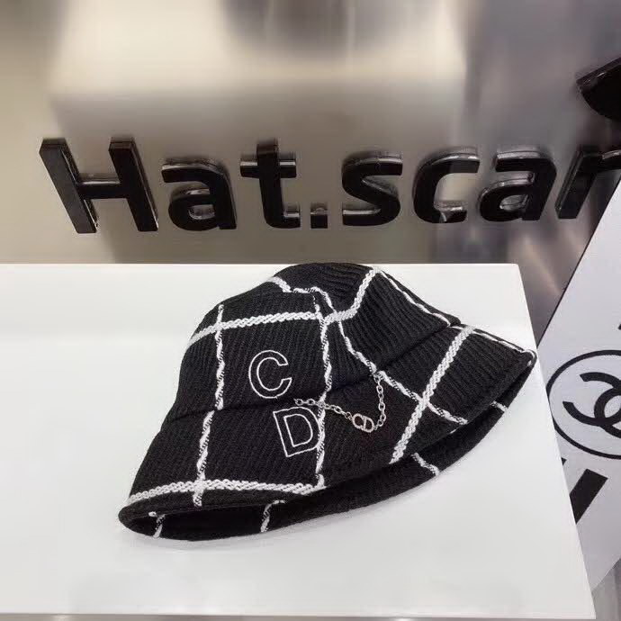 20冬季最新专柜款-Balenciaga新款粗呢大格纹桶帽渔夫帽，面料超厚实的一款，很有质感，简约风格设计，小心机CD链，简约而不简单！