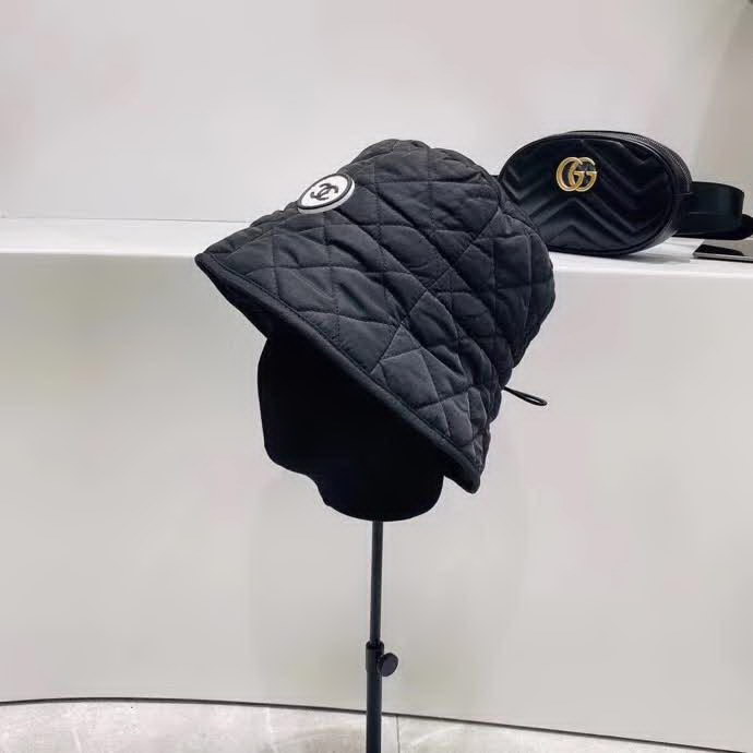 20冬季最新专柜款-香奈儿Chanel新款菱形格羽绒棉抽绳渔夫帽桶帽，很法式的一款，抽绳头围，有效挡风保暖，防水布面料，帽子柔软轻盈舒适！桶帽形状超好遮脸呦