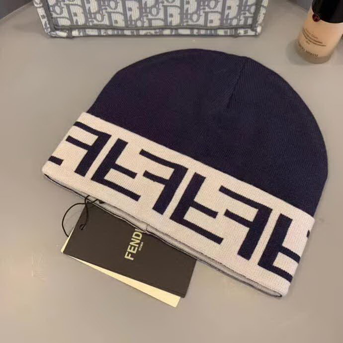 20冬季最新专柜款-Fendi早秋网红时尚博主推荐款皮标针织毛线帽，手感超柔软舒适的针织线帽，弹性极佳！时尚街头风，时尚百搭