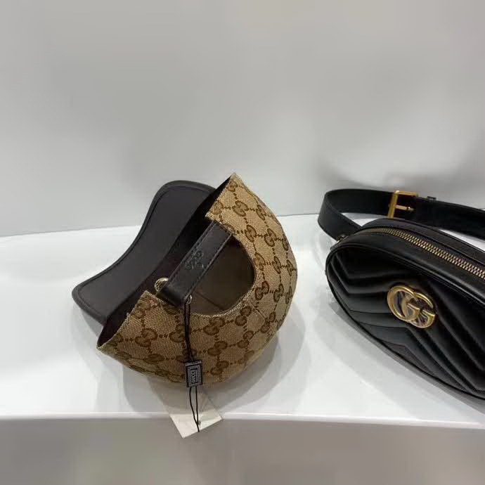 20冬季最新专柜款-古驰Gucci新款棒球帽。帆布拼皮，专柜热卖款，1:1开模订制，原版帆布料+头层牛皮，时尚帅气！质量超赞