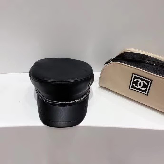 20冬季最新专柜款-香奈儿Chanel新款皮革链条优雅名媛军帽，特别帅气的一款，特别细致的链条，极美！