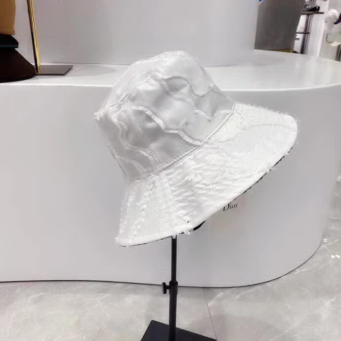 20冬季最新专柜款-迪奥Dior20新款剪花渔夫帽，仙女渔夫帽，此款是大檐，谁戴谁显脸小，很特别的面料！Baby机场秀出镜率巨高的一款！
