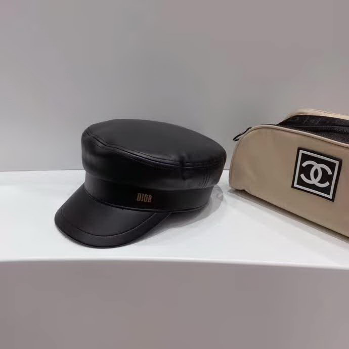 20冬季最新专柜款-迪奥Dior新款皮革军帽，高品质人造皮革仿洗水小羊皮，手感超赞，简约完美线条，时尚达人新宠！凹造型。无敌美