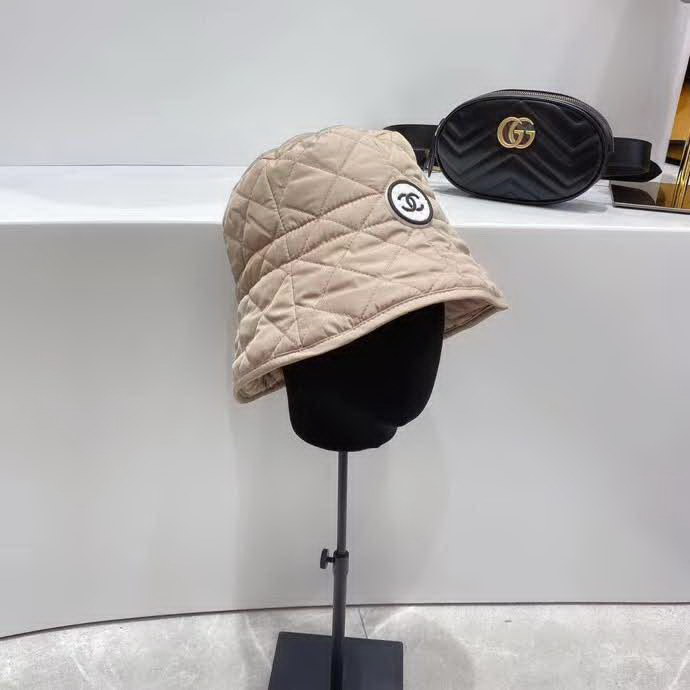 20冬季最新专柜款-香奈儿Chanel新款菱形格羽绒棉抽绳渔夫帽桶帽，很法式的一款，抽绳头围，有效挡风保暖，防水布面料，帽子柔软轻盈舒适！桶帽形状超好遮脸呦