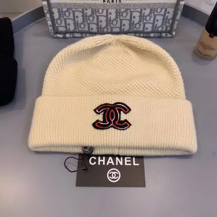 20冬季最新专柜款-Chanel新款字母刺绣标针织羊毛毛线帽，定制羊毛，简约帅气新标志，男女同款。超酷时尚街头风！