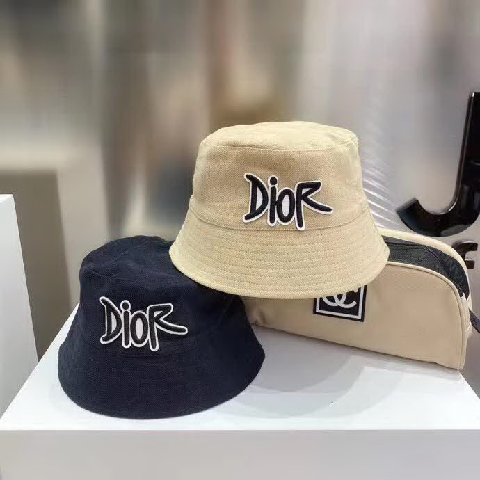 20冬季最新专柜款-迪奥Dior新款磨毛双棉布双面渔夫帽，刺绣字母logo，时尚桶帽型，街头风十足，透气棉布，四季可佩戴