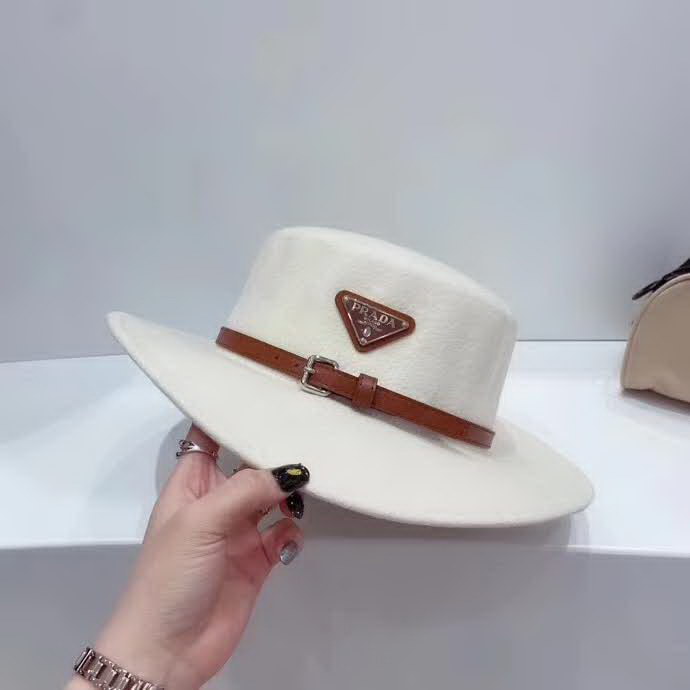 20冬季最新专柜款-普拉达Prada新款皮带三角标志羊毛平顶礼帽，满屏的高级风，气场十足，羊毛材质。衣橱时尚搭配单品！