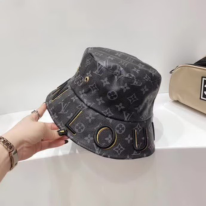 20冬季最新专柜款-路易威登LV刺绣皮革渔夫帽精致双重刺绣字母，超显高级！经典老花情怀，轻奢大牌，妥妥高级