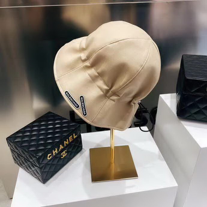 20冬季最新专柜款-Balenciaga新款抽绳皮革渔夫帽，牛皮纹路感超强，大头宝宝也可以放心入！巨遮脸的渔夫，街头风十足！仿牛皮皮革手感超好！时尚达人标配