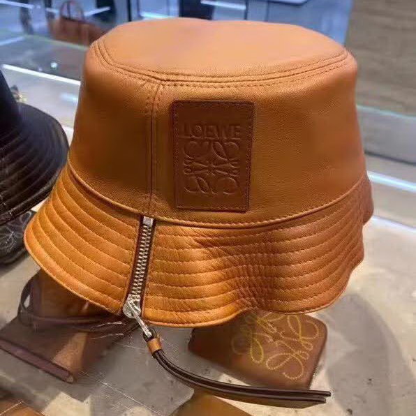 20冬季最新专柜款-罗意威LOEWE专柜同步皮革拉链皮标渔夫帽，火爆时尚单品！洗水仿小羊皮，手感超赞！时尚达人必备