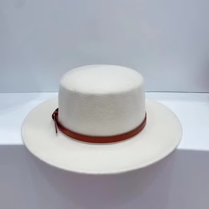 20冬季最新专柜款-普拉达Prada新款皮带三角标志羊毛平顶礼帽，满屏的高级风，气场十足，羊毛材质。衣橱时尚搭配单品！