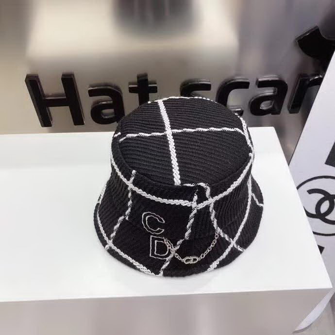 20冬季最新专柜款-Balenciaga新款粗呢大格纹桶帽渔夫帽，面料超厚实的一款，很有质感，简约风格设计，小心机CD链，简约而不简单！