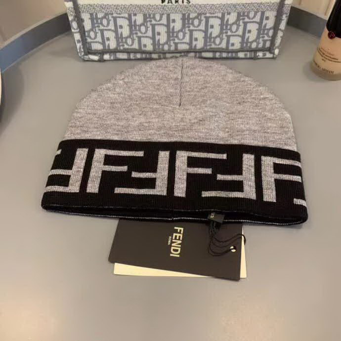 20冬季最新专柜款-Fendi早秋网红时尚博主推荐款皮标针织毛线帽，手感超柔软舒适的针织线帽，弹性极佳！时尚街头风，时尚百搭