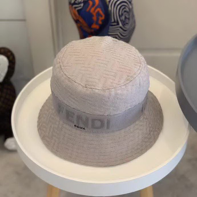 20冬季最新专柜款-Fendi20秋冬新款老花字母logo渔夫帽帽超名媛，加深帽型更显气质，本季爆款