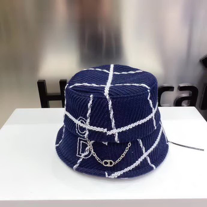 20冬季最新专柜款-Balenciaga新款粗呢大格纹桶帽渔夫帽，面料超厚实的一款，很有质感，简约风格设计，小心机CD链，简约而不简单！