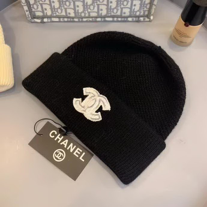 20冬季最新专柜款-Chanel新款字母刺绣标针织羊毛毛线帽，定制羊毛，简约帅气新标志，男女同款。超酷时尚街头风！