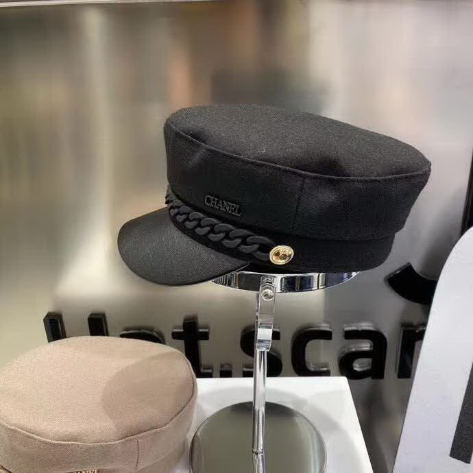 20冬季最新专柜款-Chanel新款磨砂链条装饰拼皮帽檐军帽。高档羊毛呢子，爆款军帽