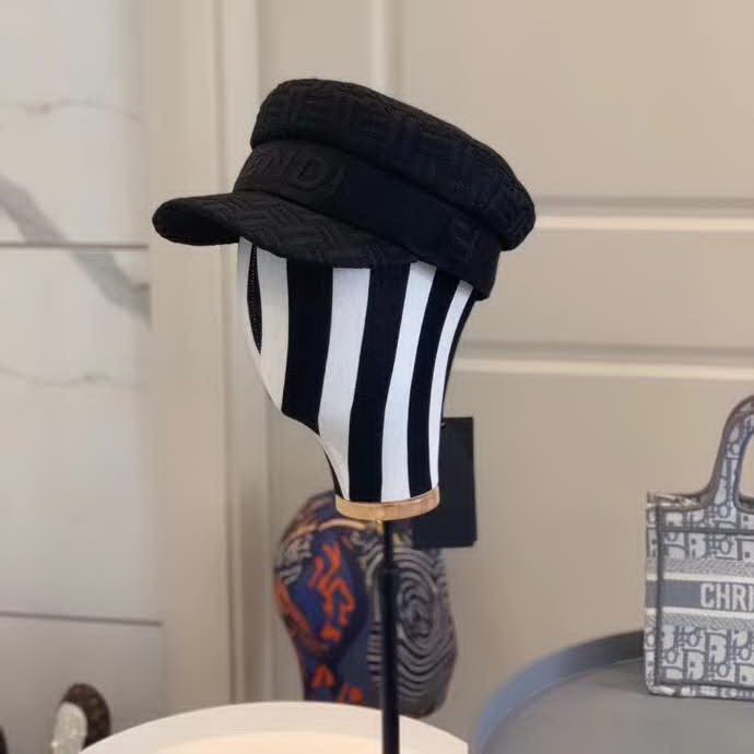 20冬季最新专柜款-Fendi20秋冬新款老花字母logo童帽军帽超名媛，加深帽型更显气质，本季爆款