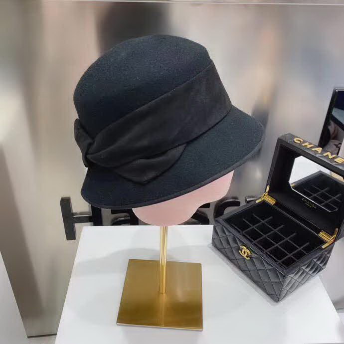 20冬季最新专柜款-Chanel秋冬新款高品质羊毛礼帽，高级麂皮绒布交叉织带，富家女礼帽，法式名媛风！超显气质的款式，香芋紫超美，香粉必入呦