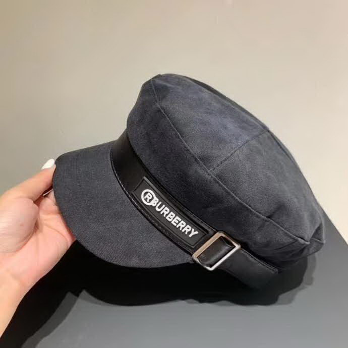 20冬季最新专柜款-Burberry简约时尚军帽，帽型超正的，帆布面料 四季皆宜，名媛范儿十足