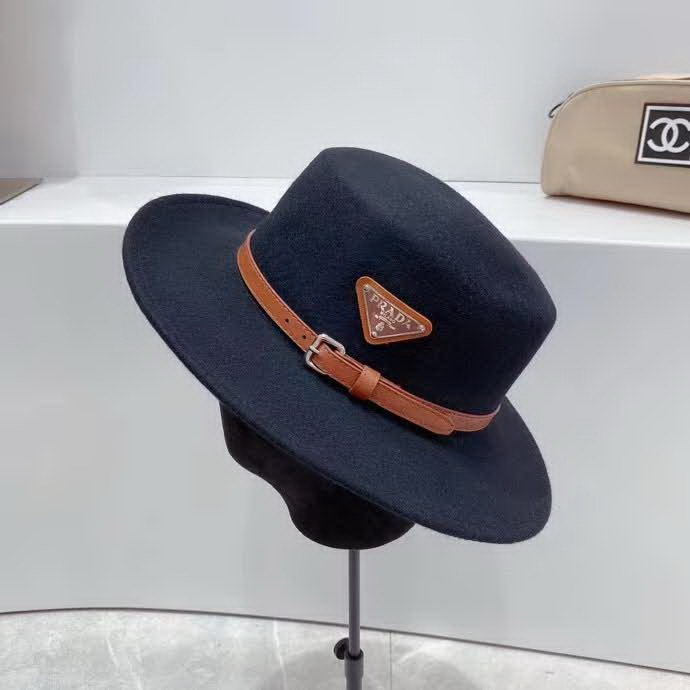 20冬季最新专柜款-普拉达Prada新款皮带三角标志羊毛平顶礼帽，满屏的高级风，气场十足，羊毛材质。衣橱时尚搭配单品！