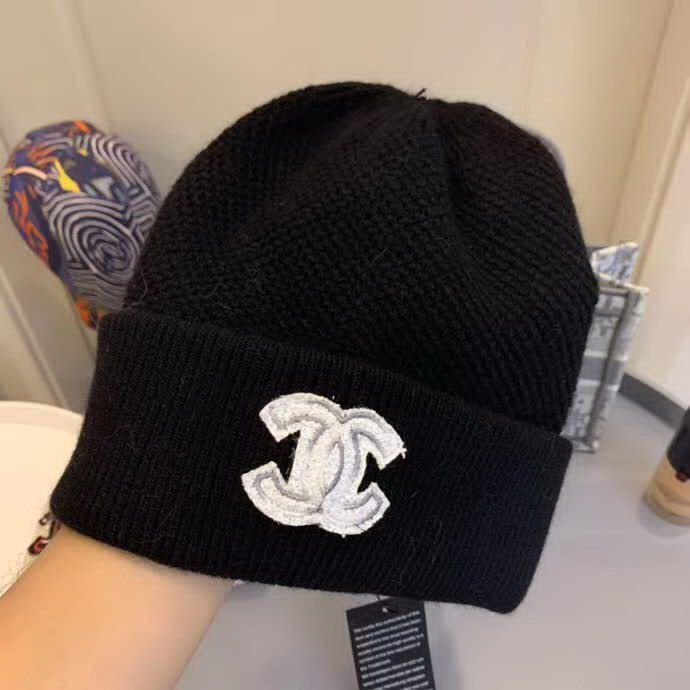 20冬季最新专柜款-Chanel新款字母刺绣标针织羊毛毛线帽，定制羊毛，简约帅气新标志，男女同款。超酷时尚街头风！