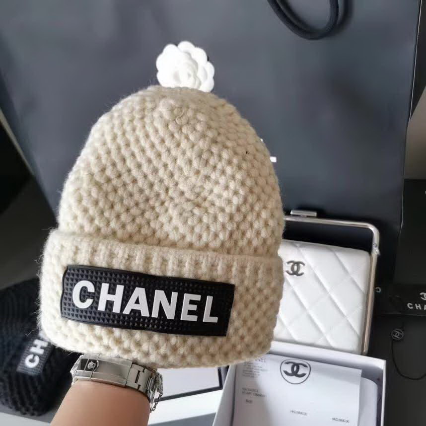 20冬季最新专柜款-Chanel针织镂空手勾毛线帽，日本定制毛线，手勾手感很好，而且非常厚实哦 质量杠杠滴，适合日常搭配 修饰脸型的单品神器