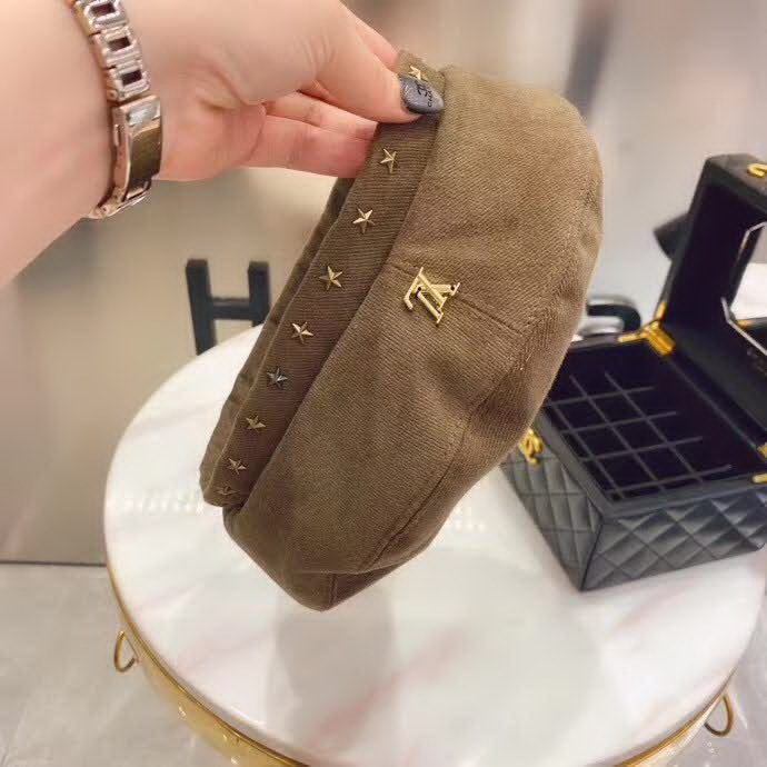 20冬季最新专柜款-路易威登LV新款磨毛星星铆钉斜纹纯棉贝雷帽，重工铜制帽铆钉，很精致，帽型裁剪恰到好处！很好戴！