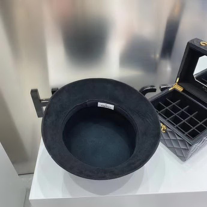 20冬季最新专柜款-Chanel秋冬新款高品质羊毛礼帽，高级麂皮绒布交叉织带，富家女礼帽，法式名媛风！超显气质的款式，香芋紫超美，香粉必入呦