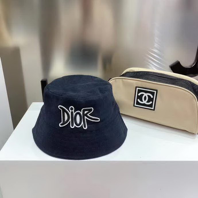 20冬季最新专柜款-迪奥Dior新款磨毛双棉布双面渔夫帽，刺绣字母logo，时尚桶帽型，街头风十足，透气棉布，四季可佩戴