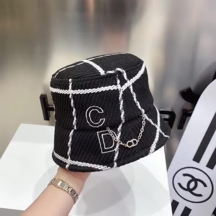 20冬季最新专柜款-Balenciaga新款粗呢大格纹桶帽渔夫帽，面料超厚实的一款，很有质感，简约风格设计，小心机CD链，简约而不简单！