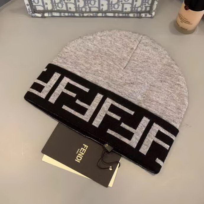 20冬季最新专柜款-Fendi早秋网红时尚博主推荐款皮标针织毛线帽，手感超柔软舒适的针织线帽，弹性极佳！时尚街头风，时尚百搭