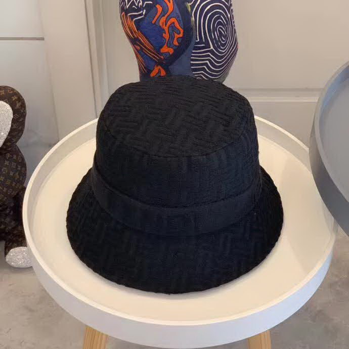 20冬季最新专柜款-Fendi20秋冬新款老花字母logo渔夫帽帽超名媛，加深帽型更显气质，本季爆款