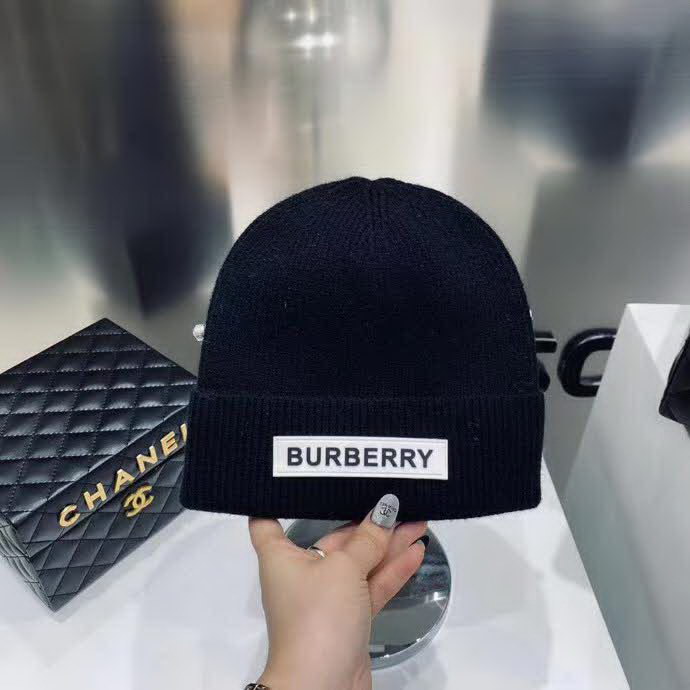 20冬季最新专柜款-Burberry新款新标志针织毛线帽，超厚实的一款哦！棉➕羊毛，用料十足。大童及成年人都可以配。时尚简约大牌风！