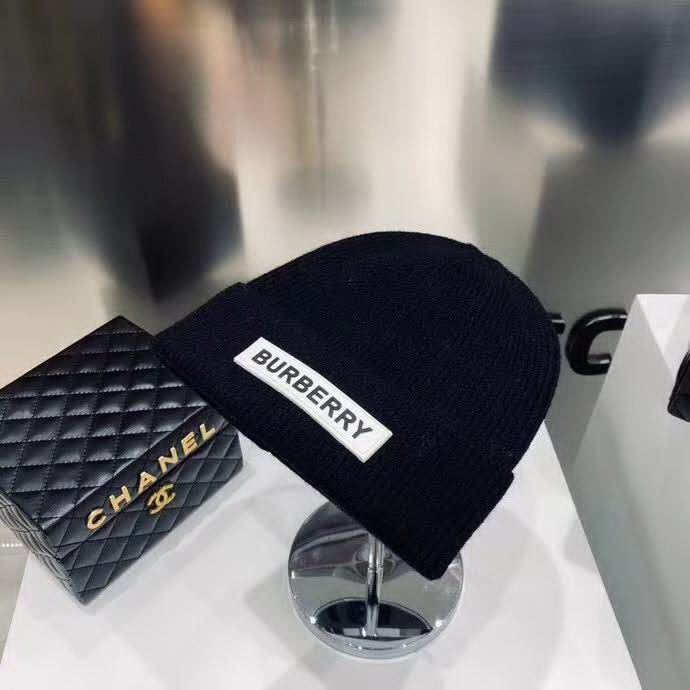 20冬季最新专柜款-Burberry新款新标志针织毛线帽，超厚实的一款哦！棉➕羊毛，用料十足。大童及成年人都可以配。时尚简约大牌风！