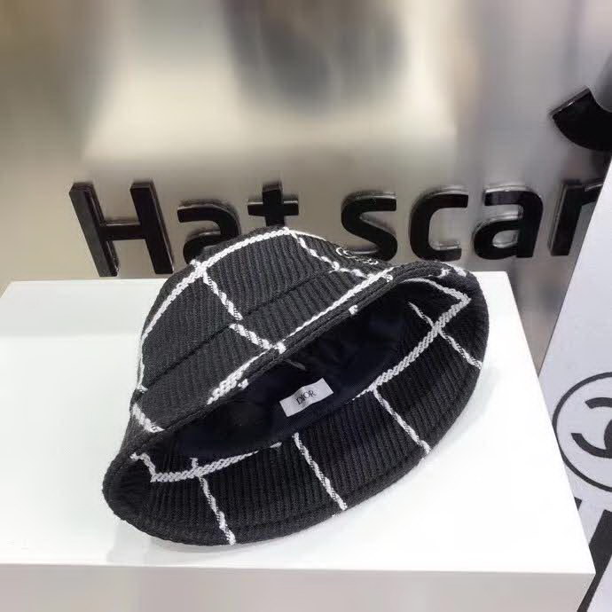 20冬季最新专柜款-Balenciaga新款粗呢大格纹桶帽渔夫帽，面料超厚实的一款，很有质感，简约风格设计，小心机CD链，简约而不简单！