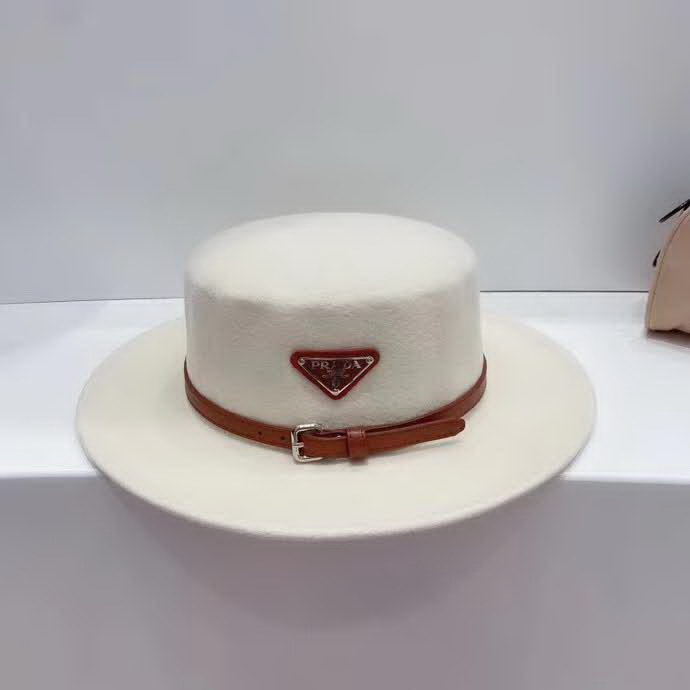 20冬季最新专柜款-普拉达Prada新款皮带三角标志羊毛平顶礼帽，满屏的高级风，气场十足，羊毛材质。衣橱时尚搭配单品！