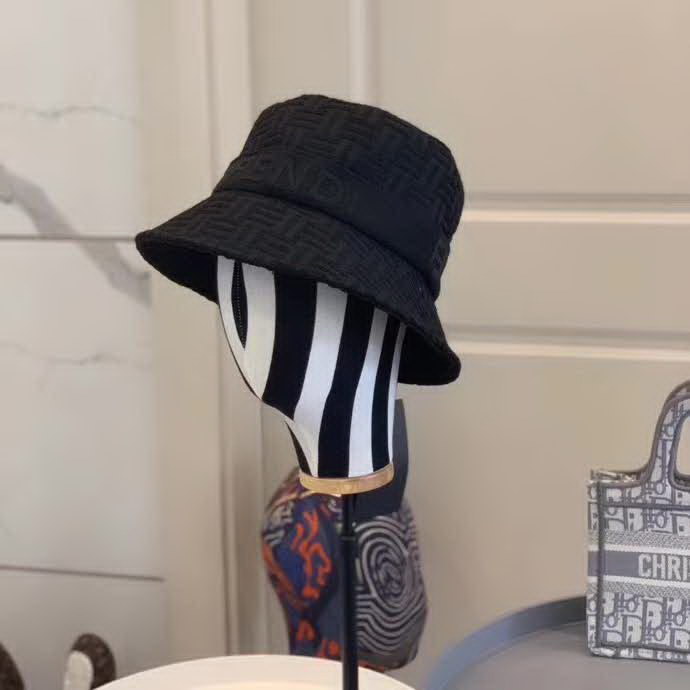 20冬季最新专柜款-Fendi20秋冬新款老花字母logo渔夫帽帽超名媛，加深帽型更显气质，本季爆款