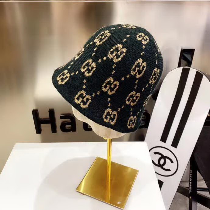 20冬季最新专柜款-Gucci新款gg提花针织渔夫帽桶帽，很温柔的，暖色系，舒适度满分，帽檐有定型钢圈佩戴效果更佳！