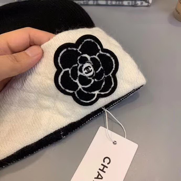 20冬季最新专柜款-香奈儿Chanel针织山茶花毛线帽，定制毛线，手勾手感很好，而且非常厚实哦 质量杠杠滴，适合日常搭配 修饰脸型的单品神器