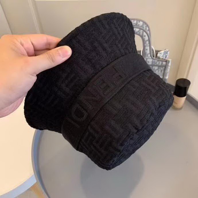 20冬季最新专柜款-Fendi20秋冬新款老花字母logo渔夫帽帽超名媛，加深帽型更显气质，本季爆款