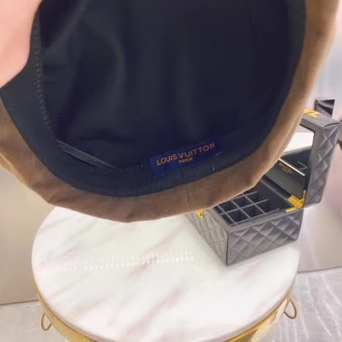20冬季最新专柜款-路易威登LV新款磨毛星星铆钉斜纹纯棉贝雷帽，重工铜制帽铆钉，很精致，帽型裁剪恰到好处！很好戴！