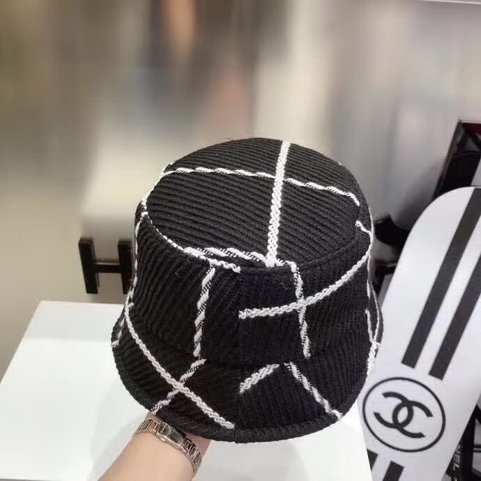 20冬季最新专柜款-Balenciaga新款粗呢大格纹桶帽渔夫帽，面料超厚实的一款，很有质感，简约风格设计，小心机CD链，简约而不简单！