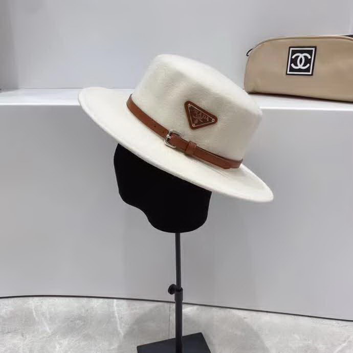 20冬季最新专柜款-普拉达Prada新款皮带三角标志羊毛平顶礼帽，满屏的高级风，气场十足，羊毛材质。衣橱时尚搭配单品！