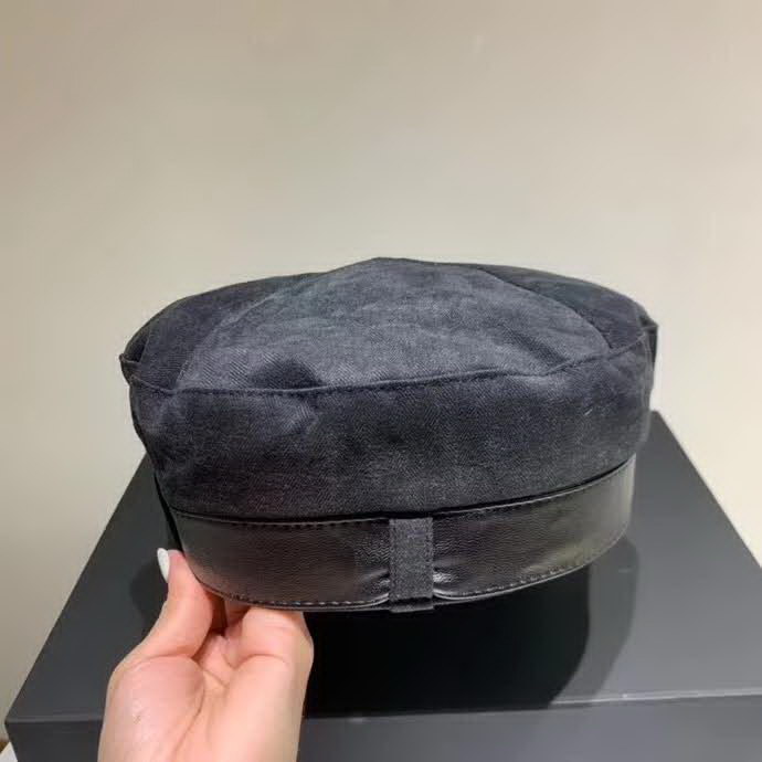 20冬季最新专柜款-Burberry简约时尚军帽，帽型超正的，帆布面料 四季皆宜，名媛范儿十足