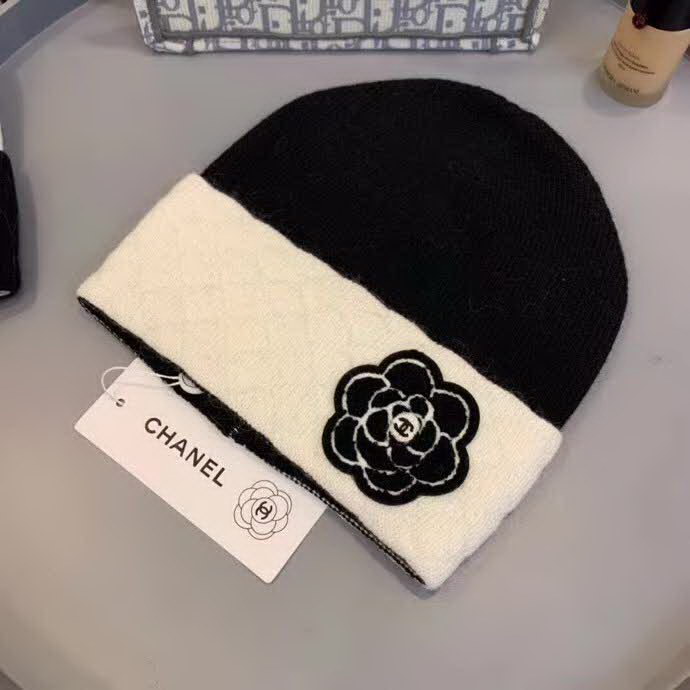 20冬季最新专柜款-香奈儿Chanel针织山茶花毛线帽，定制毛线，手勾手感很好，而且非常厚实哦 质量杠杠滴，适合日常搭配 修饰脸型的单品神器