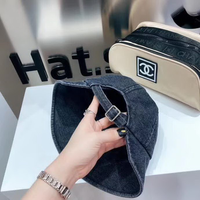 20冬季最新专柜款-Chanel新款个性前后沿渔夫帽，一款很优秀的休闲渔夫帽，洗水牛仔质感复古潮味十足，很强的街拍风，帅！纯棉牛仔棉布，一年四季都可以佩戴