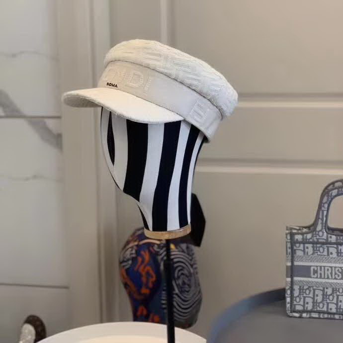 20冬季最新专柜款-Fendi20秋冬新款老花字母logo童帽军帽超名媛，加深帽型更显气质，本季爆款