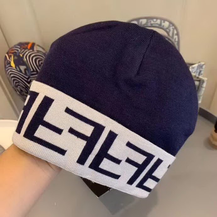 20冬季最新专柜款-Fendi早秋网红时尚博主推荐款皮标针织毛线帽，手感超柔软舒适的针织线帽，弹性极佳！时尚街头风，时尚百搭