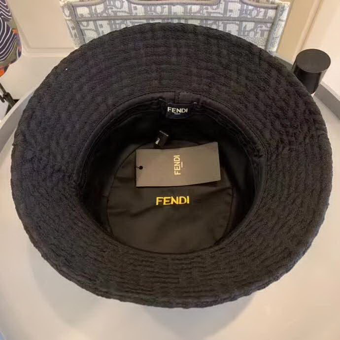 20冬季最新专柜款-Fendi20秋冬新款老花字母logo渔夫帽帽超名媛，加深帽型更显气质，本季爆款